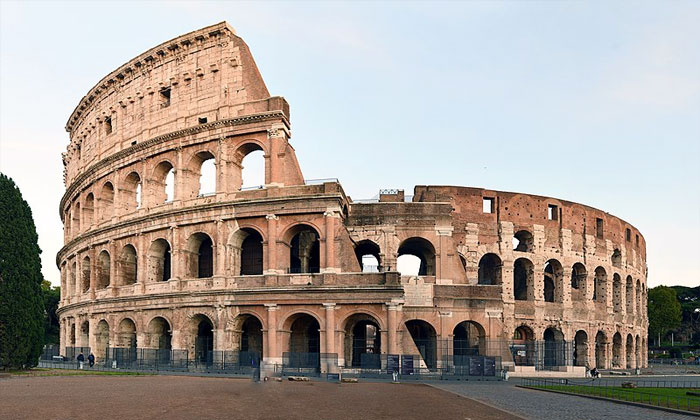 bangunan colosseum di roma