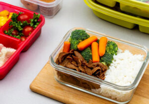 menyimpan makanan untuk bekal