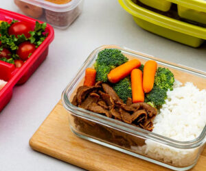menyimpan makanan untuk bekal